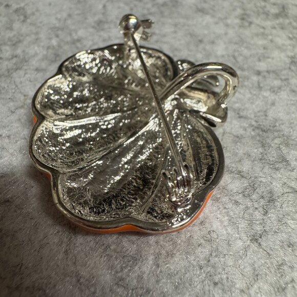 Pumpkin Brooch Pin Leaf Detail Enamel Finish Autumn-Themed Halloween Necklace - Picture 3 of 4